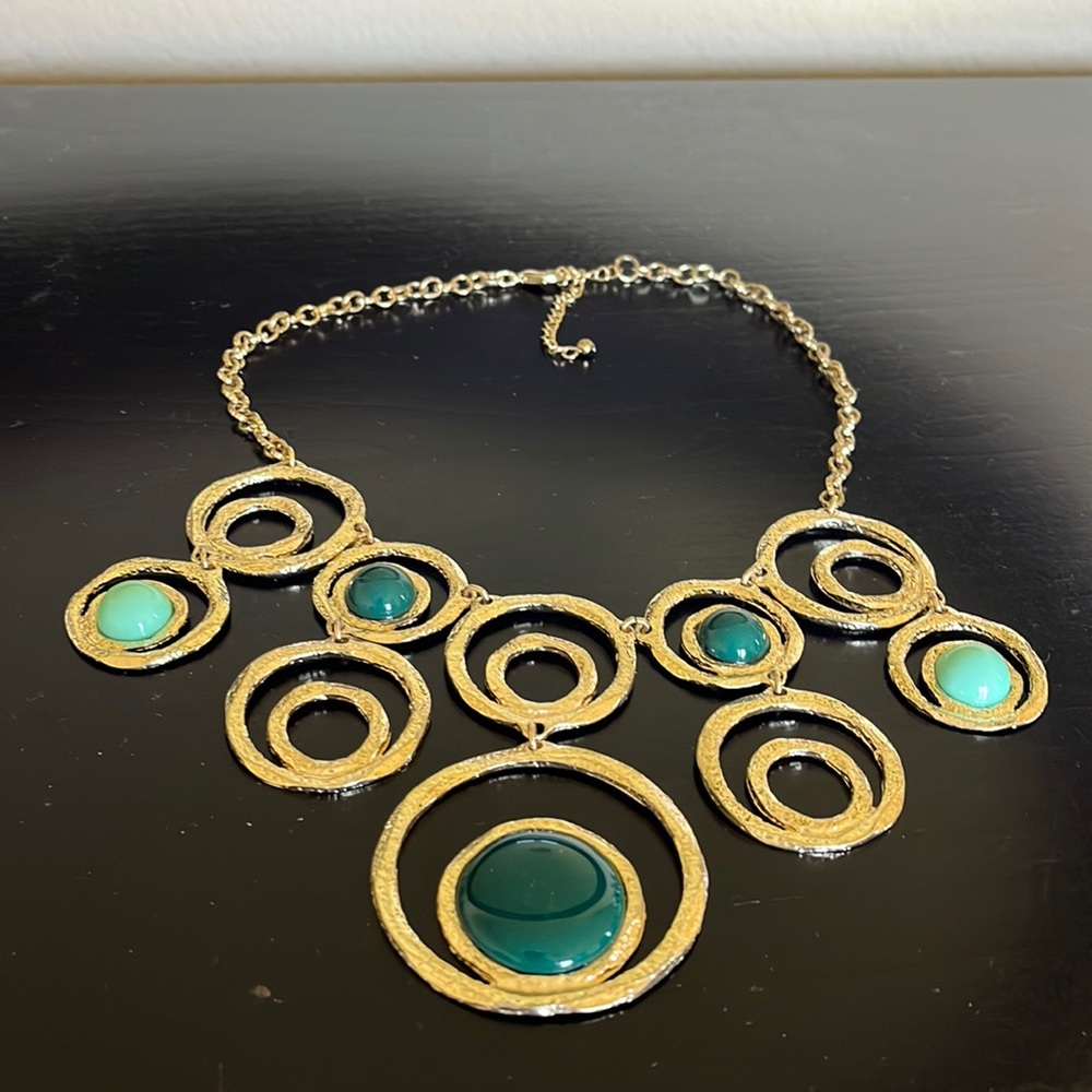 NWOT showstopper Hammered gold tone metal statement neck with faux green stones